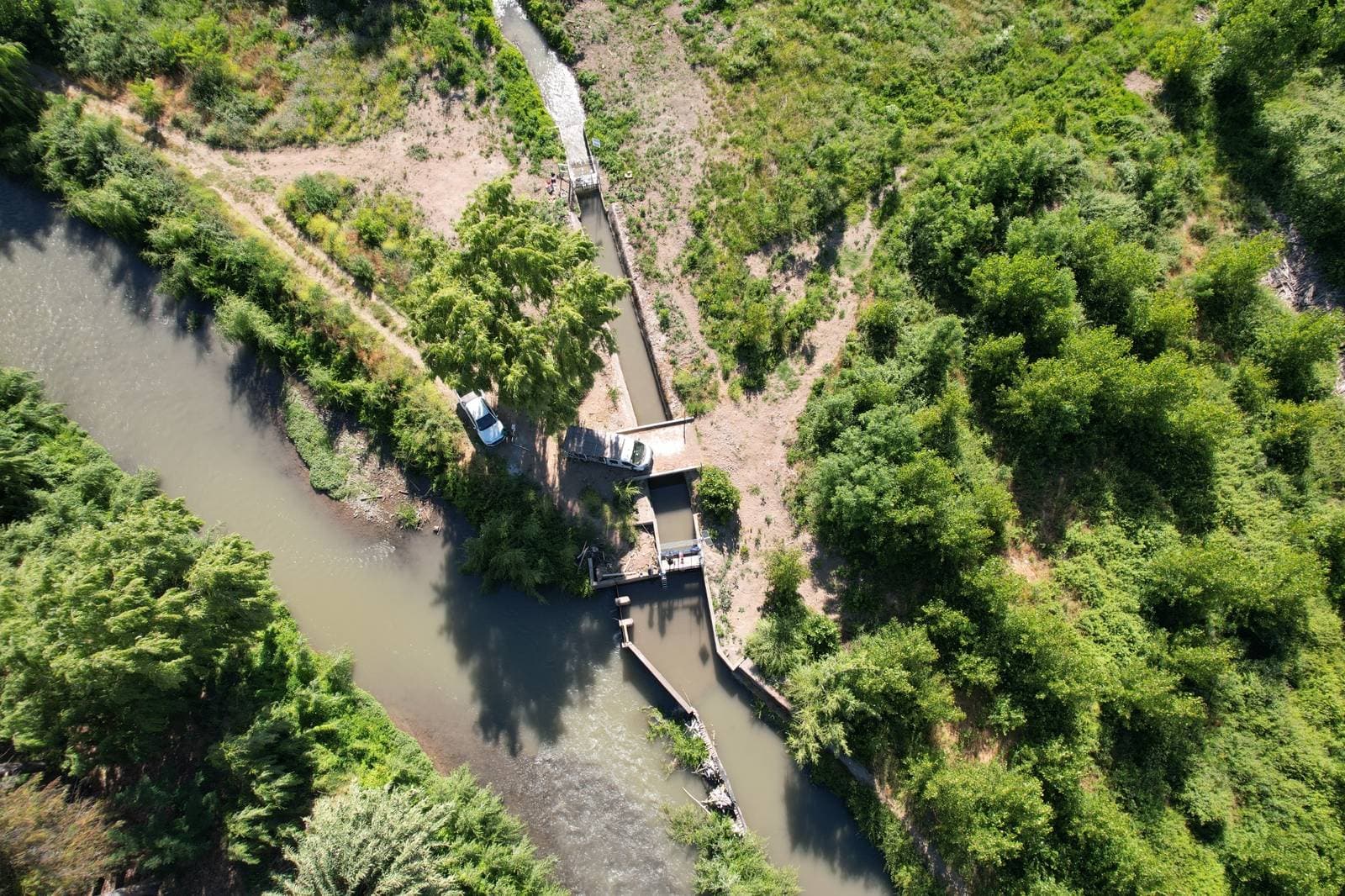 Vista aérea del canal en Coltauco: arriba la telemetría y abajo las compuertas de admisión y descarga